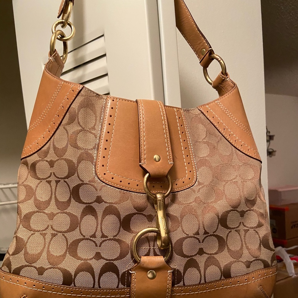 Classical Coach medium Hobo shoulder bag.